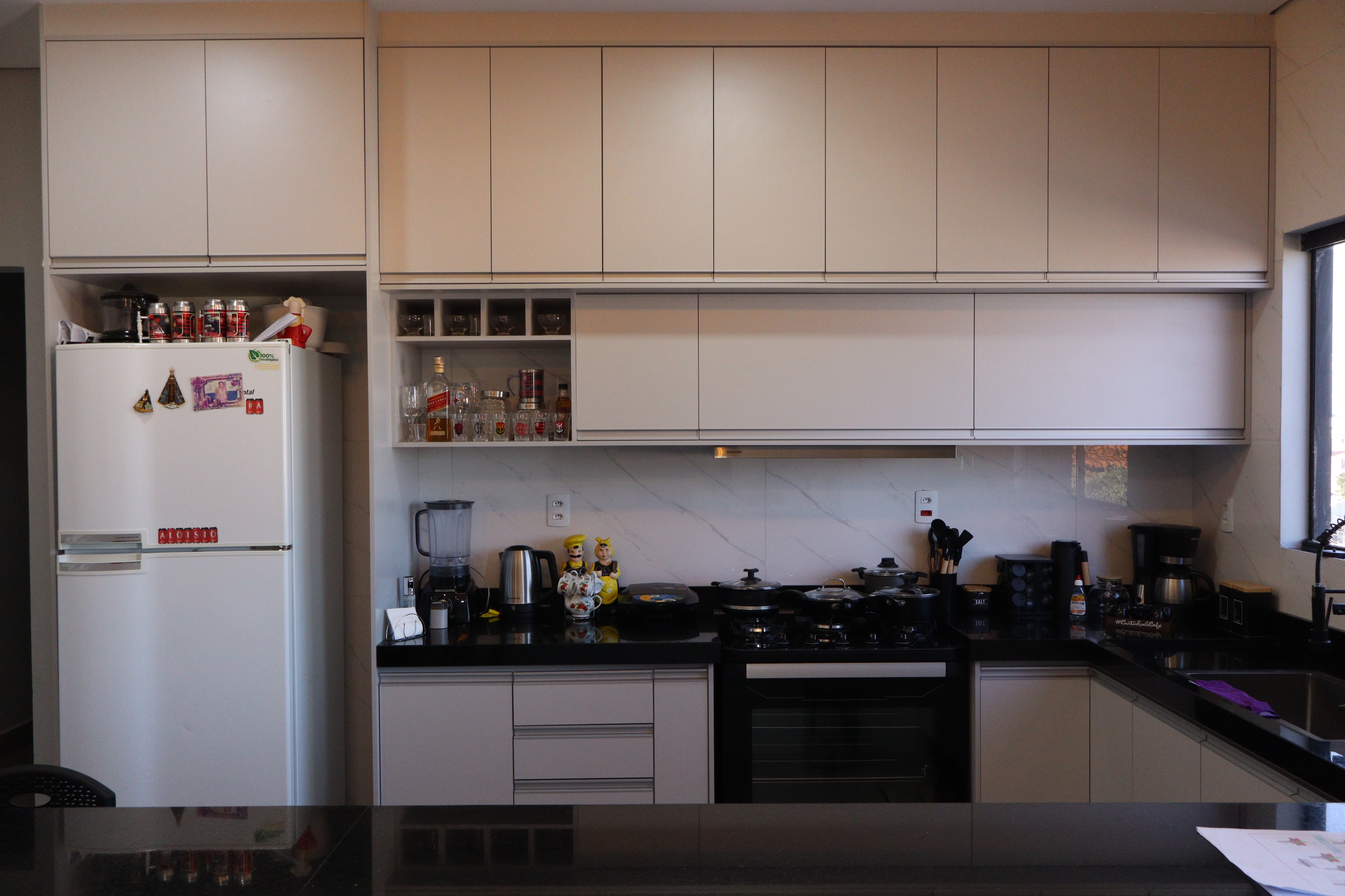 Cozinha Contemporânea Off-White com Cristaleira